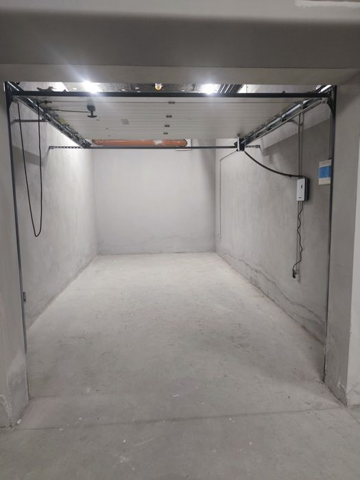 Голям гараж подходящ и за електромобил