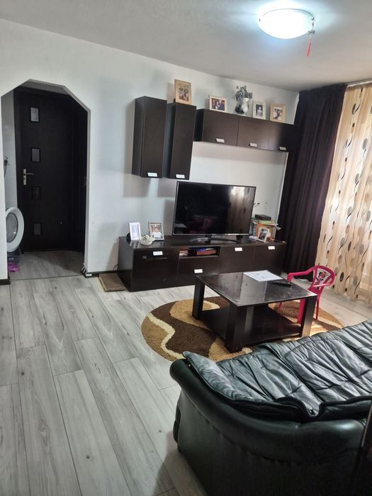 Apartament 3 camere semidecomandat