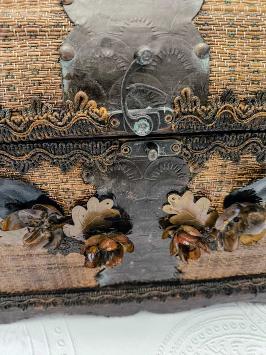 Сандъкът е нов от естествени материали, декориран с метал, кожа, цветя