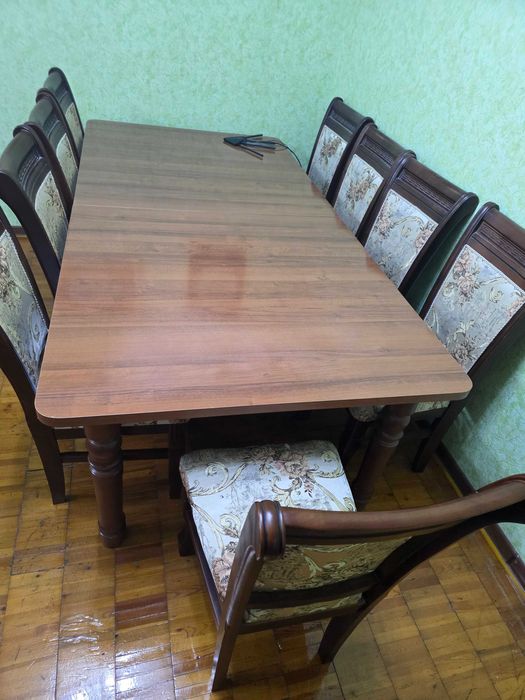 Срочно продаю стол и стулья