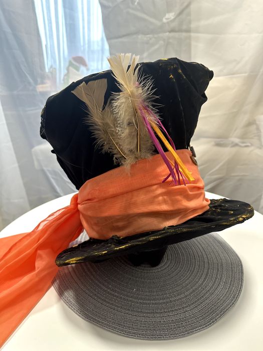 Шапката на Лудия Шапкар от Алиса в Страната на Чудесата