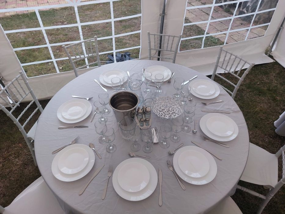 Vand scaune chiavari si mese