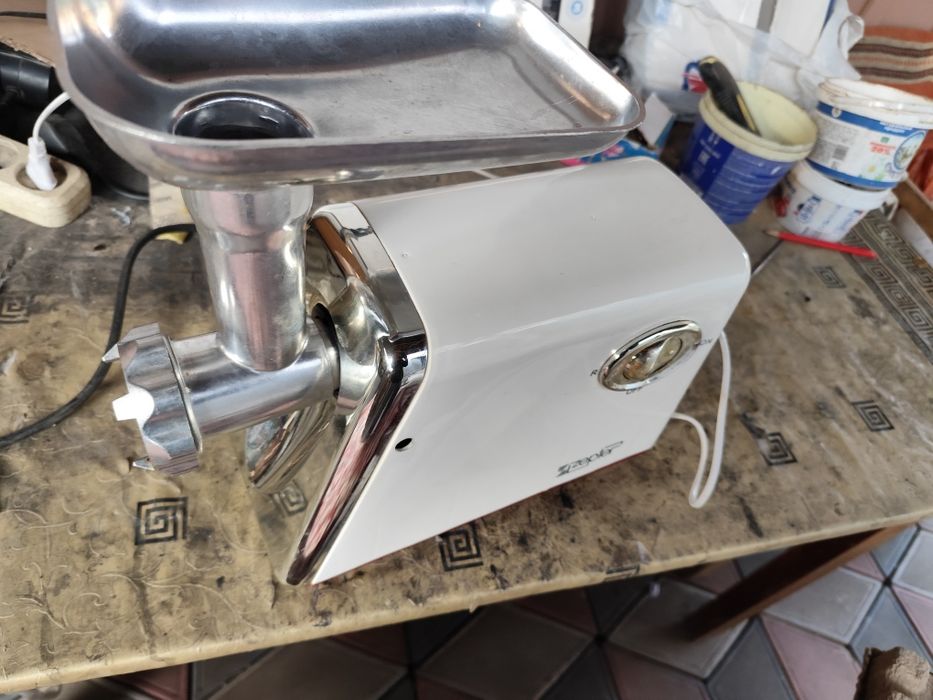 Продам электро мясорубку Zepter