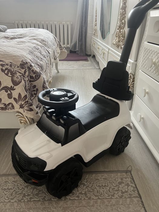 Машина каталка белаЯ