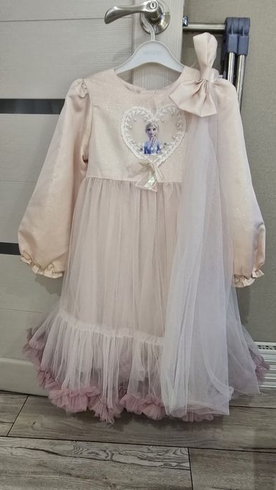 Красивое платье со шлейфом