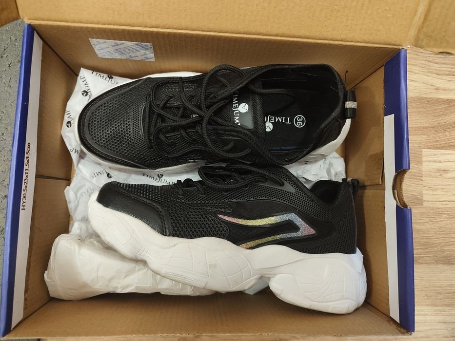 Продам кроссовки новые