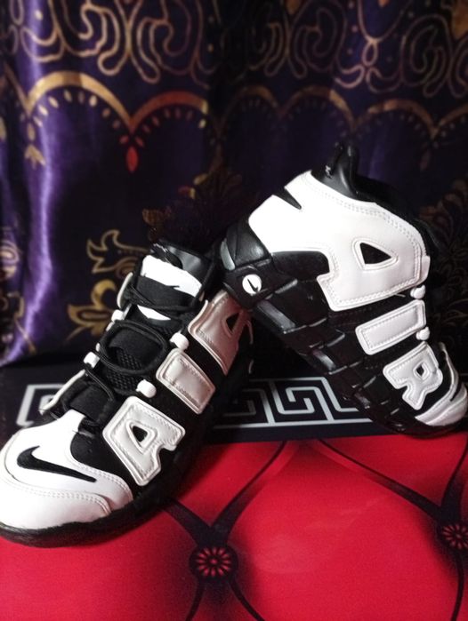 Vând Nike uptempo
