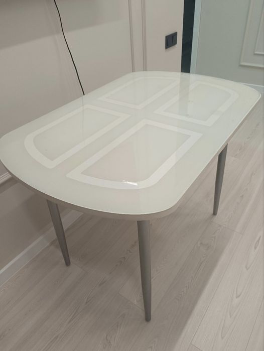 Стол кухонный качественный, устойчивый