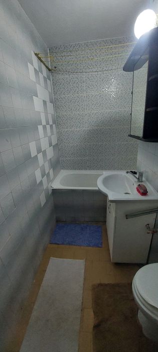 Închiriez apartament cu 3 camere