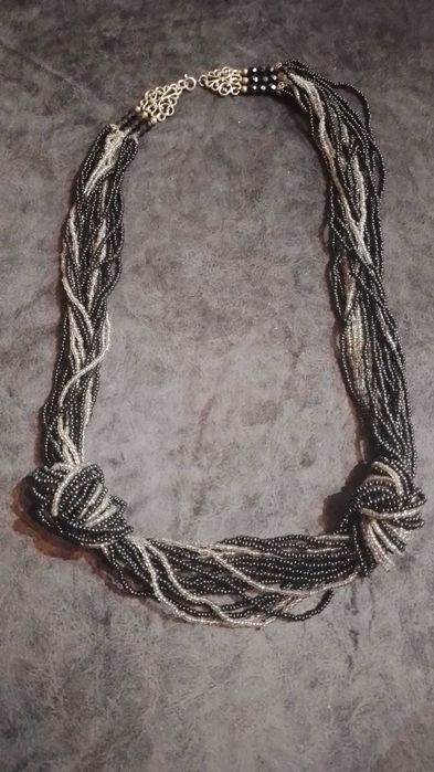 Colier negru si alb