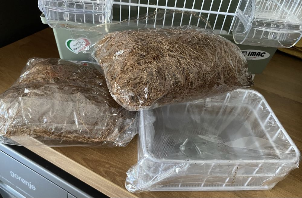 Colivie pentru pasari cu piscina