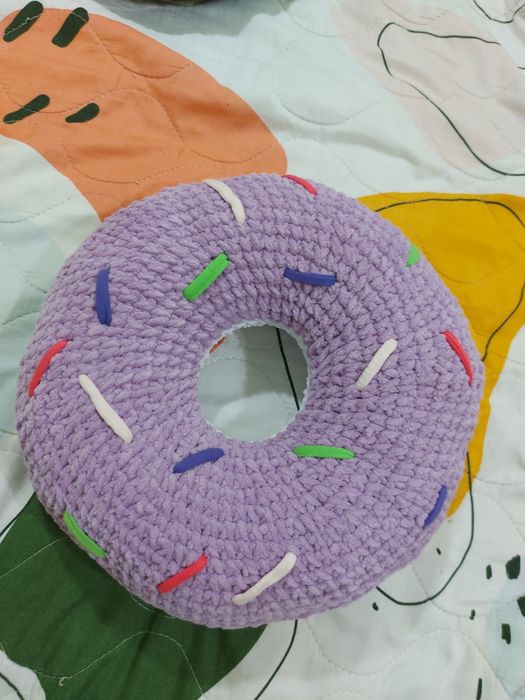 Продам вязаные подушки-пончики