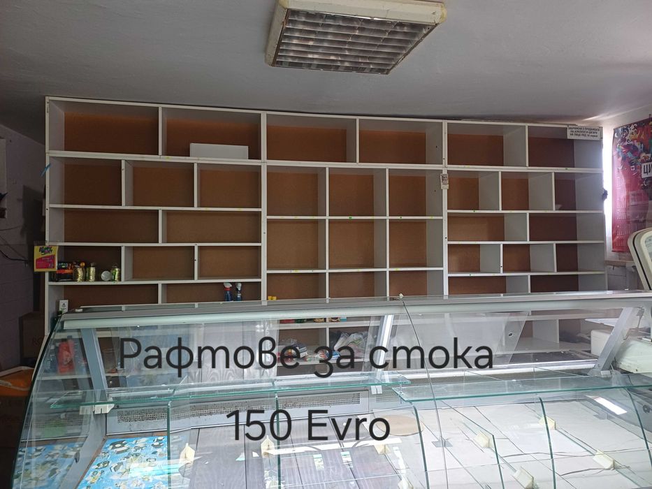 Рафтове за стока 2.5 на 4 метра. Шкафа се разделя на 3 части. Испалзван но в много добро състояние.
