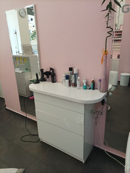 Фризьорски шкаф с две места за поставяне на сешоар