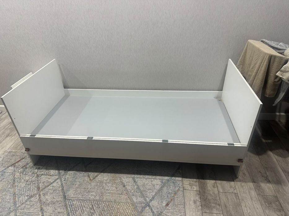 Продам кровать с тумбой