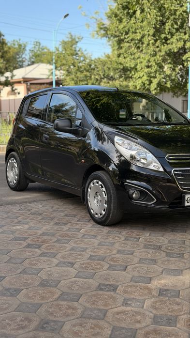 Spark sotiladi qora rang 191000 km