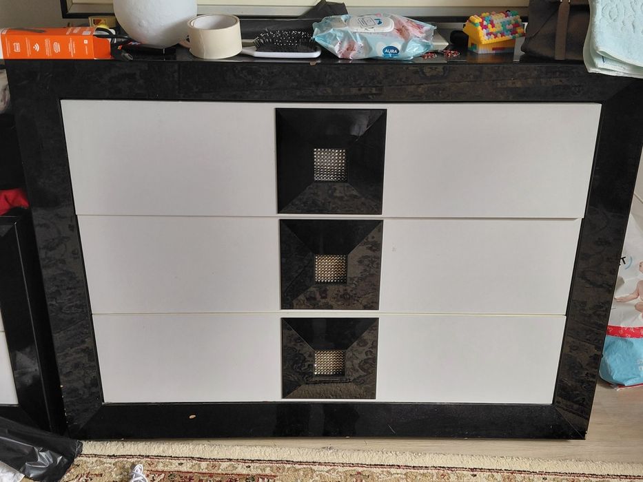 Шкаф-купе с зеркалом  и тумба за дешево в связи с переездом
Продаётся