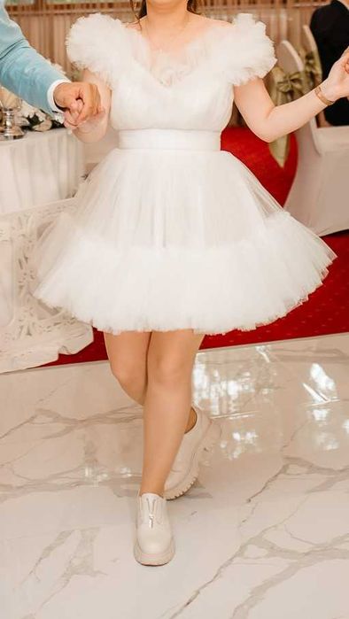 Vand rochie din tulle cu detaliu pe umeri