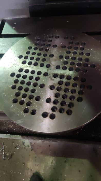 Токарный фрезерный сверловка  работой