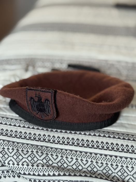 Bereta maro marimea 58