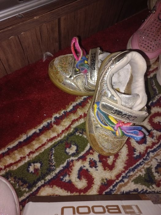 Продаются кроссовки для девочки