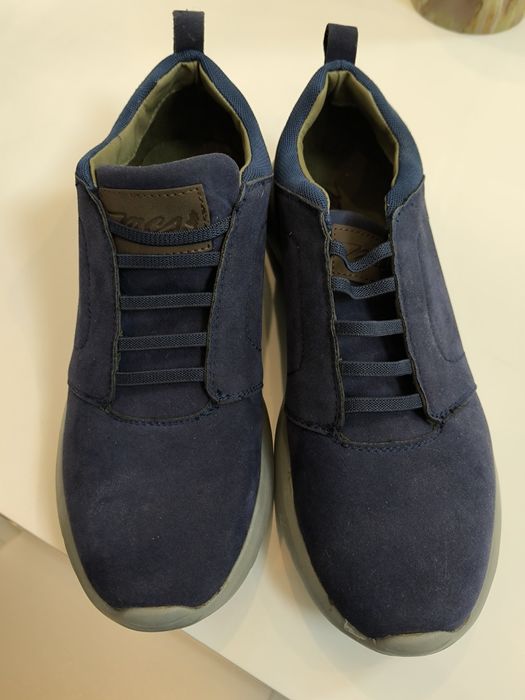 Adidași de vânzare