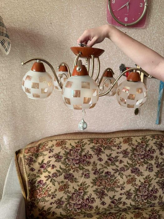 Продам люстру б/у