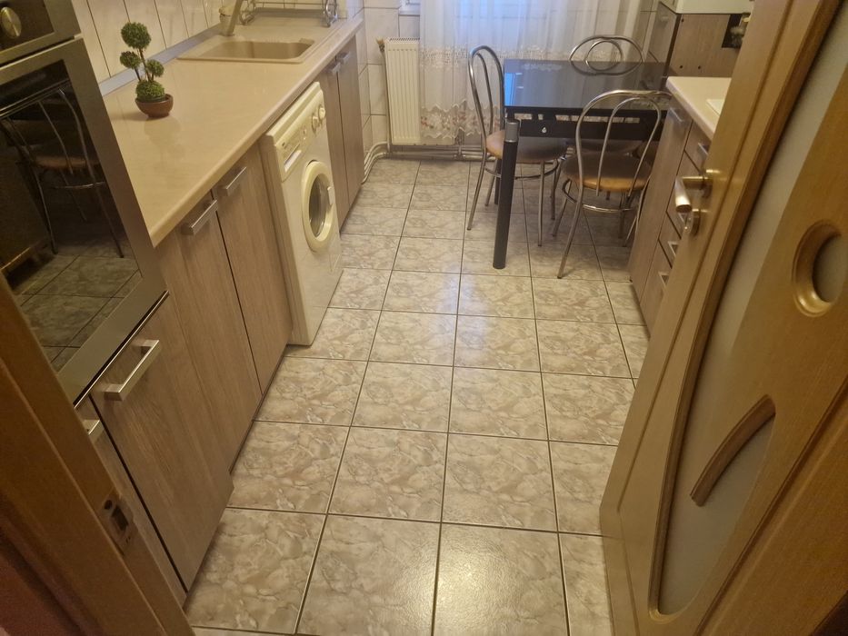 Ap 3 cam,scoala nr.10,la cheie,decomandat,pod,central, balcon,etaj4