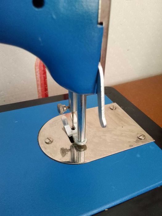 Малка ръчна шевна машина