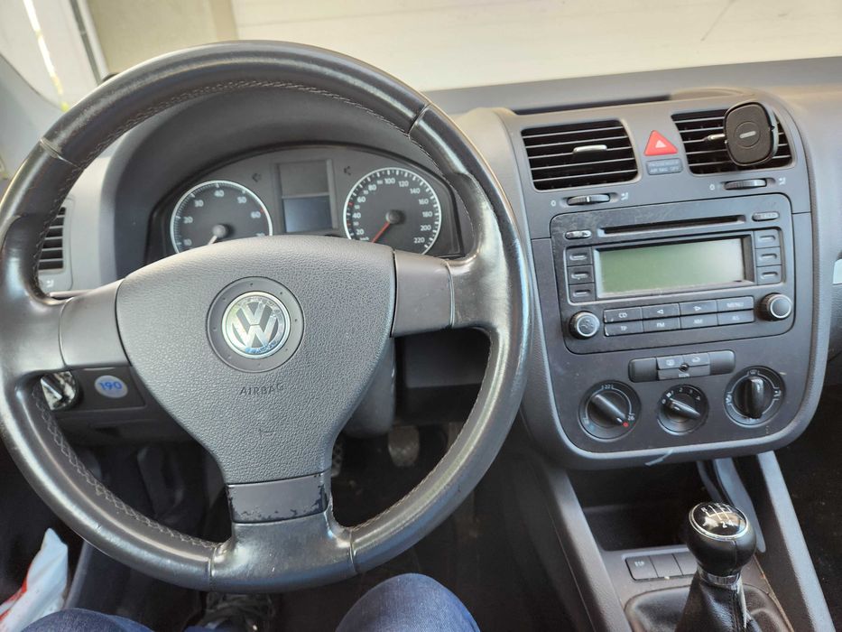 Vând VW Golf 5 gri metalizat, 2005, cutie manuală, 600 euro