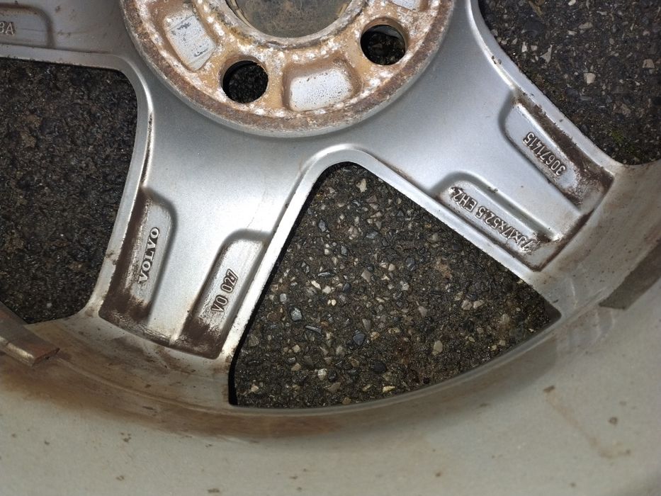 Jenți de Volvo pe 17