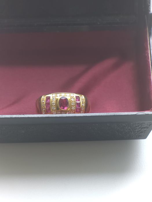 Inel din aur de 18 karate cu 26 de pietre de diamant