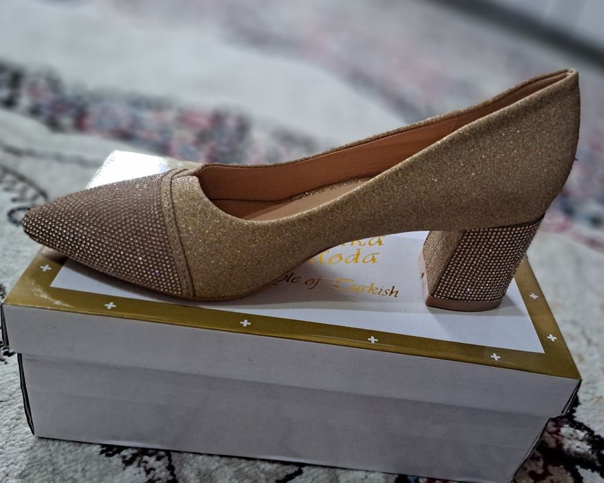 Ayollar uchun baland poshnali tufli