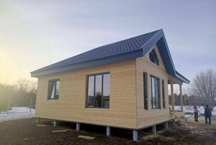 Case de lemn cu dormitor baie bucătărie și living