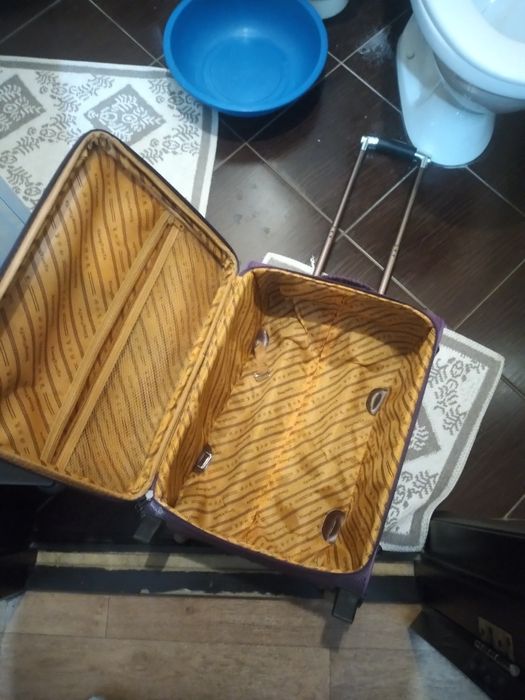 Срочно продам чемодан в хорошем состоянии