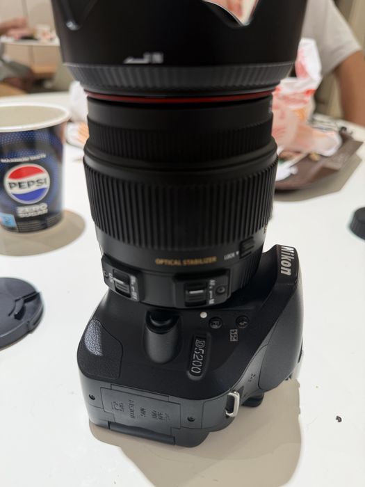 Nikon D5200 APS-C DSLR в комплект със Sigma 18-200mm f/3.5-6.3 II