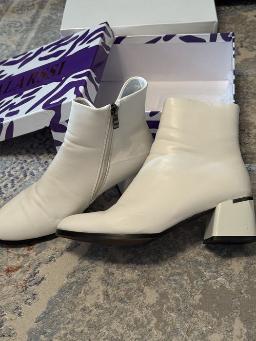 Белая полусапожка