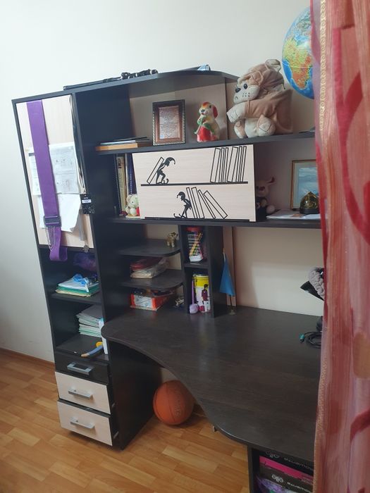 Продам компьютерный стол в отличном состоянии