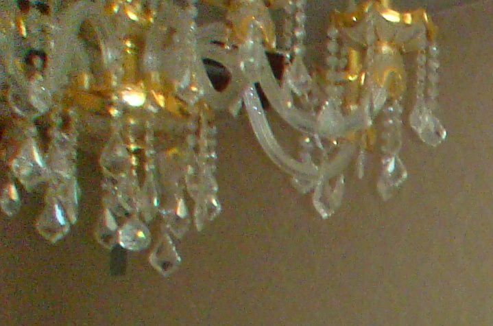 Срочно в отличном  состоянии стенка,  Китай.. Люстра хрустальная.