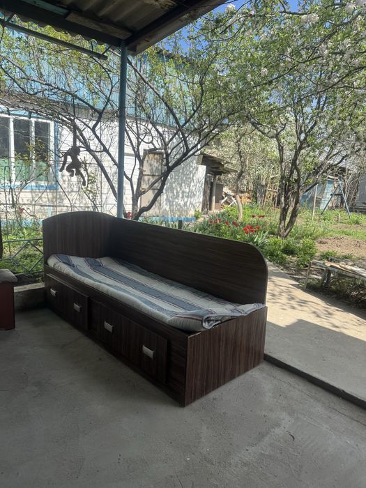 Продам кровать с полками 1, 93 дл, 75 шир