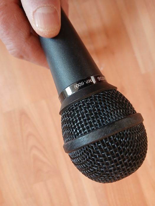 Microfon cu fir cu mufa