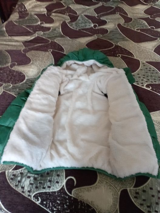 Продам куртку детскую.