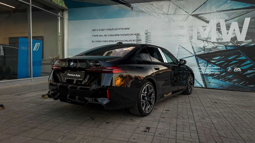 Продам новый BMW i5 xDrive 40 с гаранитией 8 лет + подарок