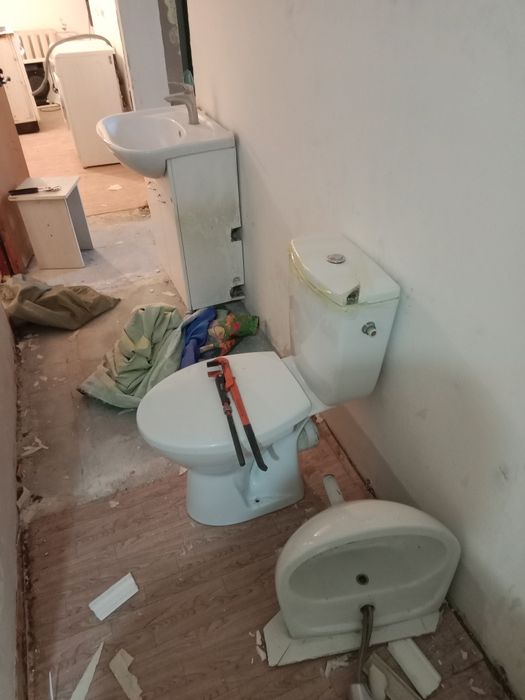 Продам унитаз и 2 раковины.унитаз