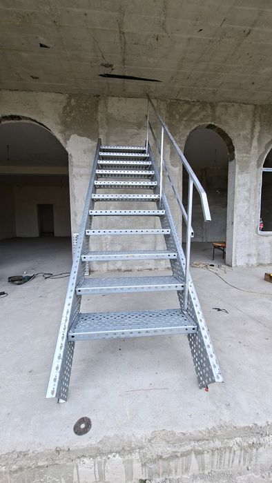 Confectionam scarii metalice zincate exterioare și pentru incendii , p