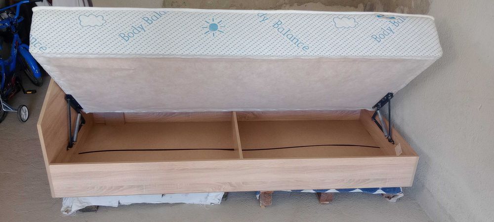 Легло с матрак и повдигаш механизъм