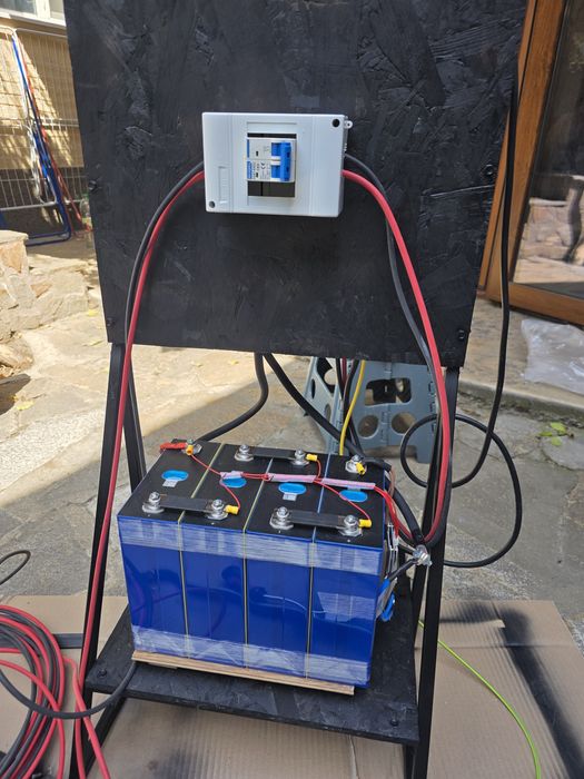 Малка фотоволтаична хибридна система 2000w