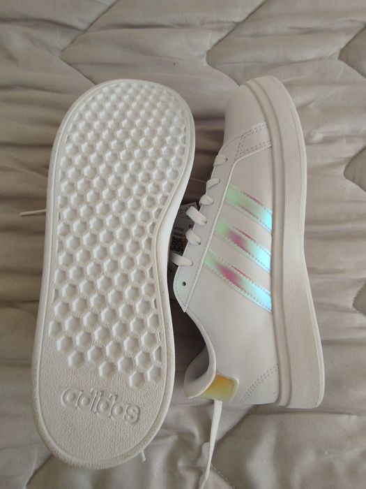 Дамски маратонки adidas, чисто нови.