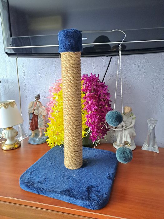 Продам когтеточка с игрушкой