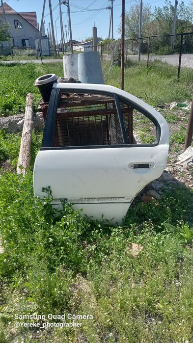 Ниссан примера двер задний
